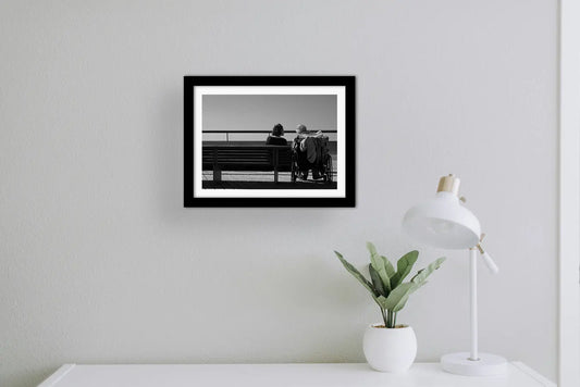 Affiche Deux Générations face à la Mer – Photo Noir et Blanc Émotion