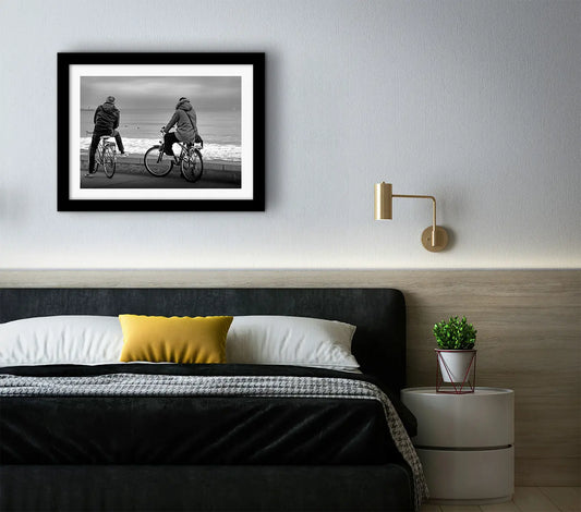 Affiche Couple face à l’Océan – Photo Noir et Blanc Bord de Mer