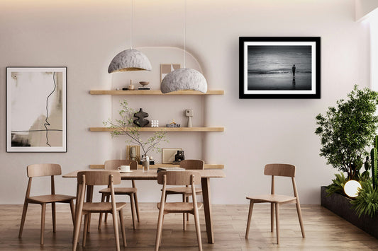 Affiche Enfant Pêcheur au Bord de Mer – Photo Noir et Blanc Apaisante