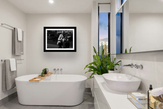 Affiche Femme à Vélo avec Chien – Photo Noir et Blanc Humaine