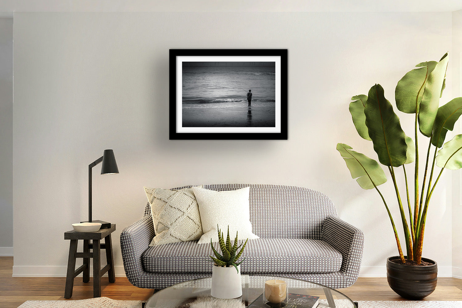 Affiche Enfant Pêcheur au Bord de Mer – Photo Noir et Blanc Apaisante