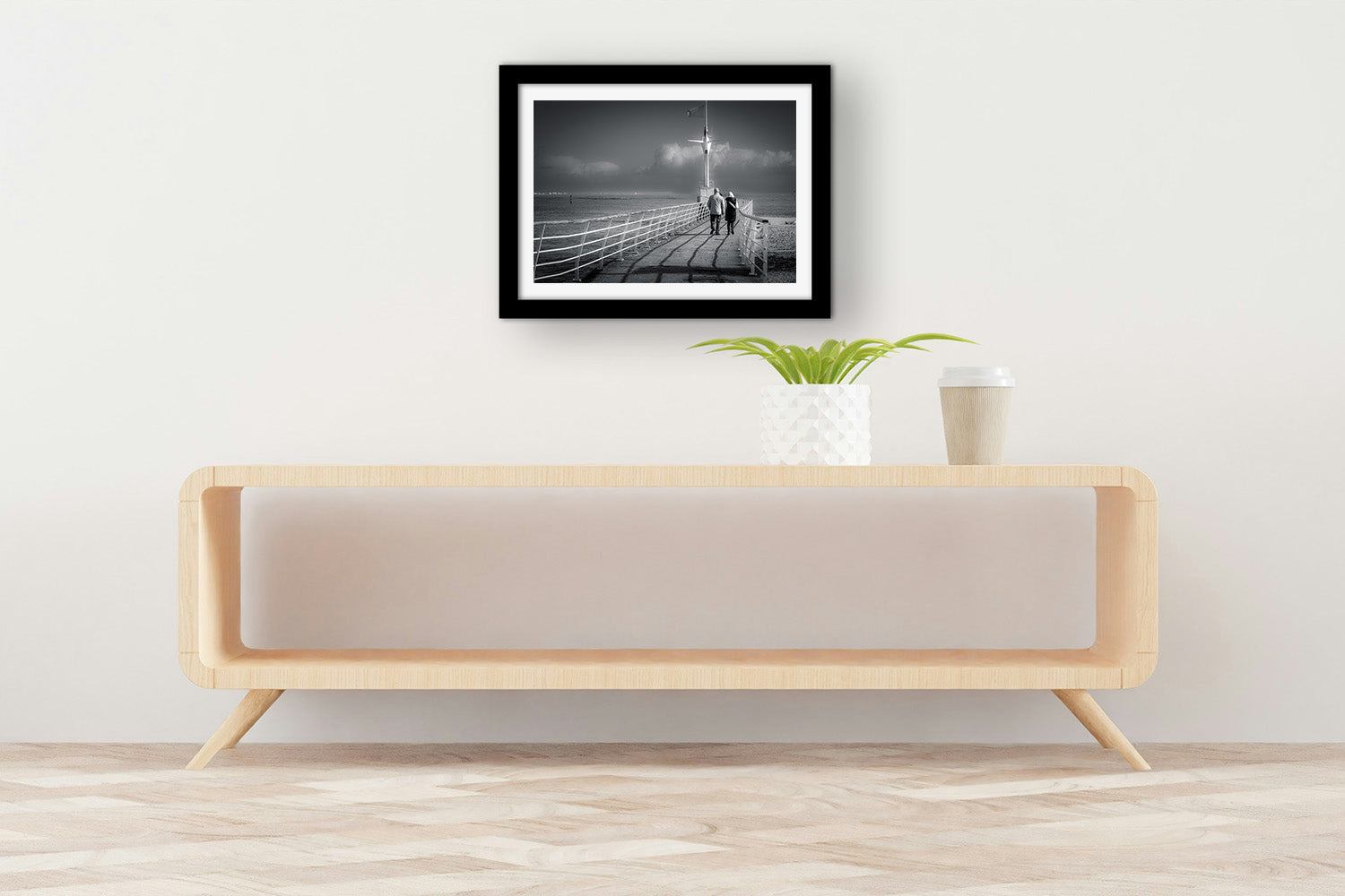 Affiche Couple sur la Jetée du Pouliguen – Photo Noir et Blanc Bord de Mer