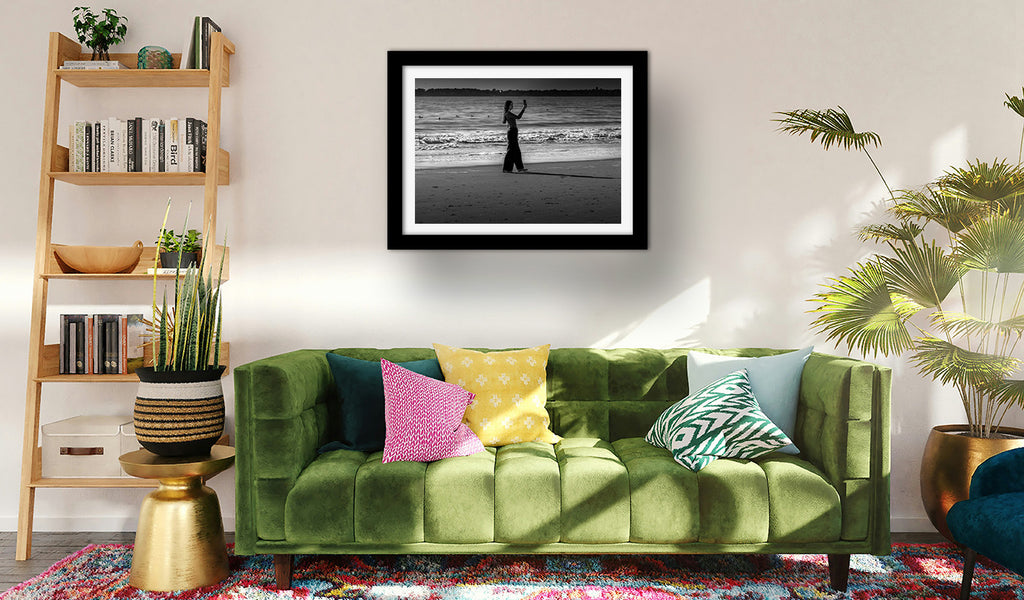Affiche Femme sur la Plage en Selfie – Photo Noir et Blanc Moderne