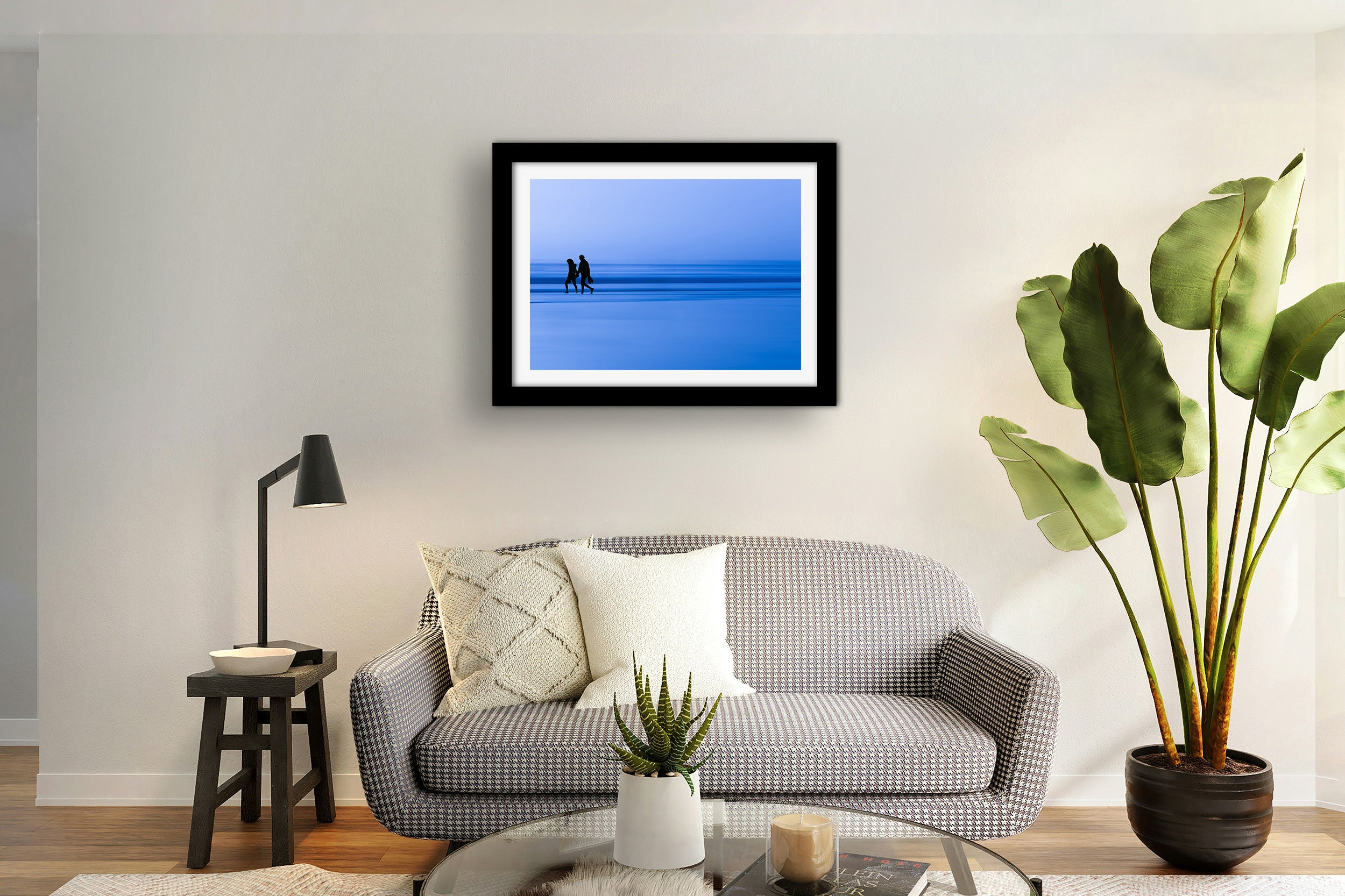 Affiche Couple sur la Plage – Photo Déco Bord de Mer Bleue