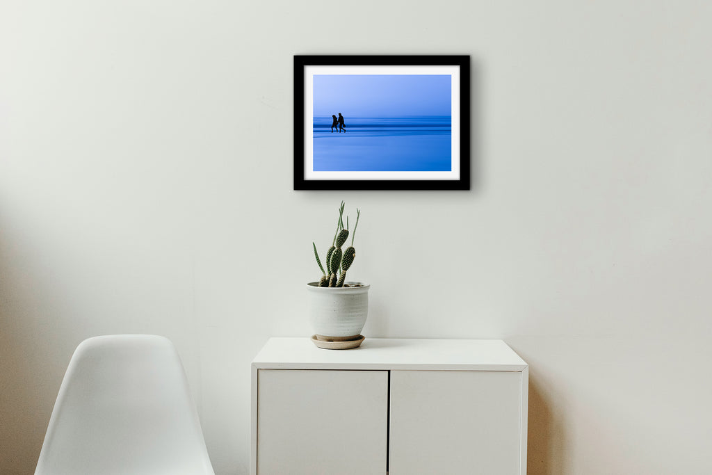 Affiche Couple sur la Plage – Photo Déco Bord de Mer Bleue