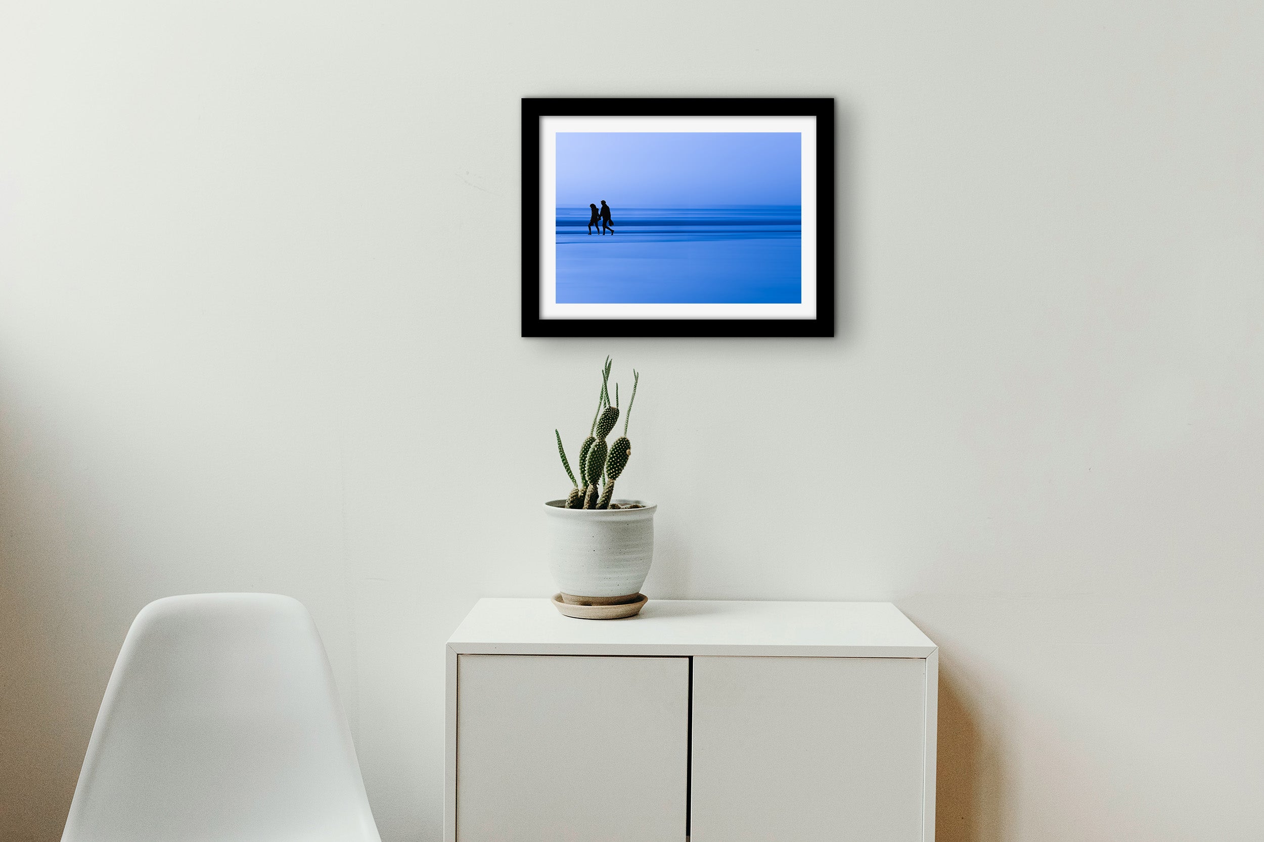 Affiche Couple sur la Plage – Photo Déco Bord de Mer Bleue