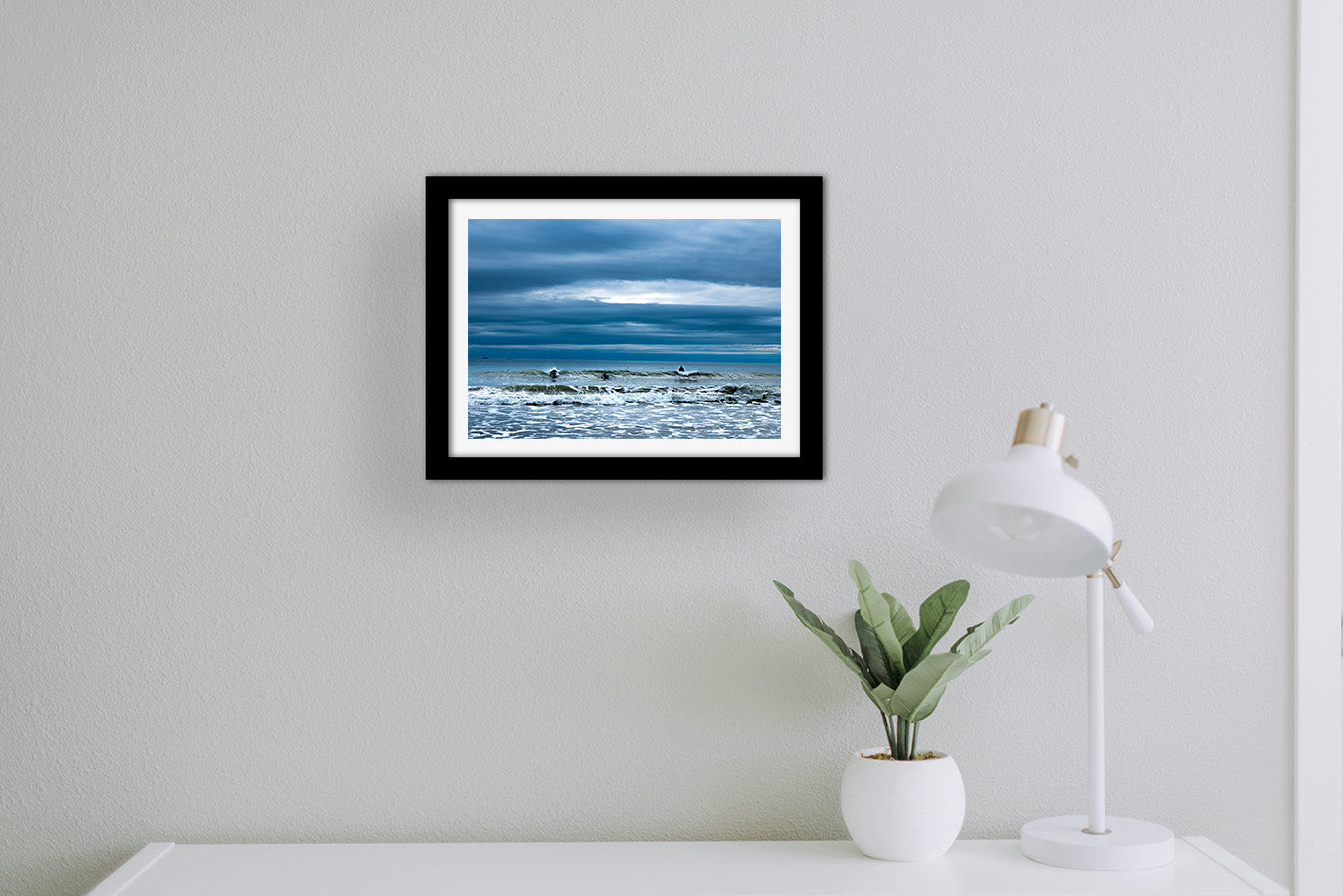 Affiche 3 Surfeurs dans les Vagues – Photo Déco Mer Dynamique
