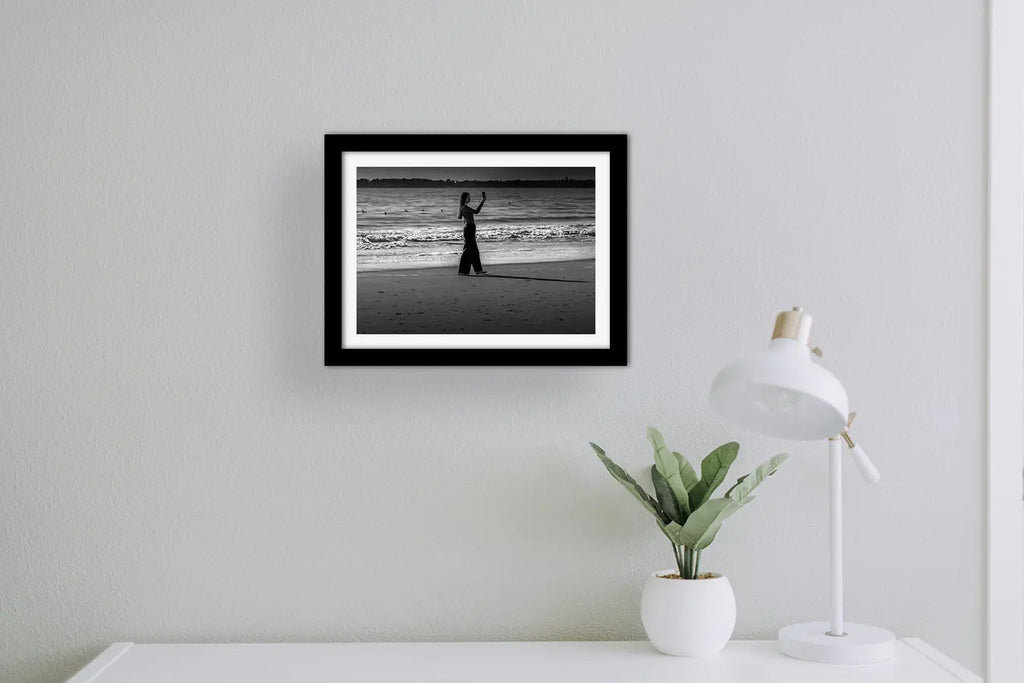 Affiche Femme sur la Plage en Selfie – Photo Noir et Blanc Moderne