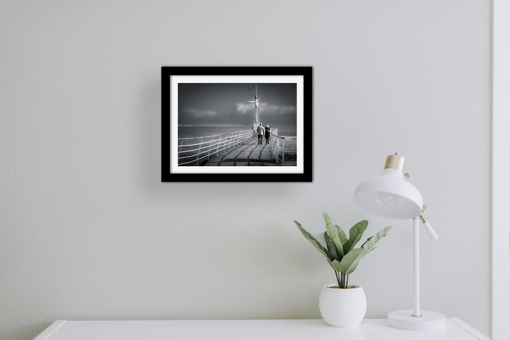 Affiche Couple sur la Jetée du Pouliguen – Photo Noir et Blanc Bord de Mer