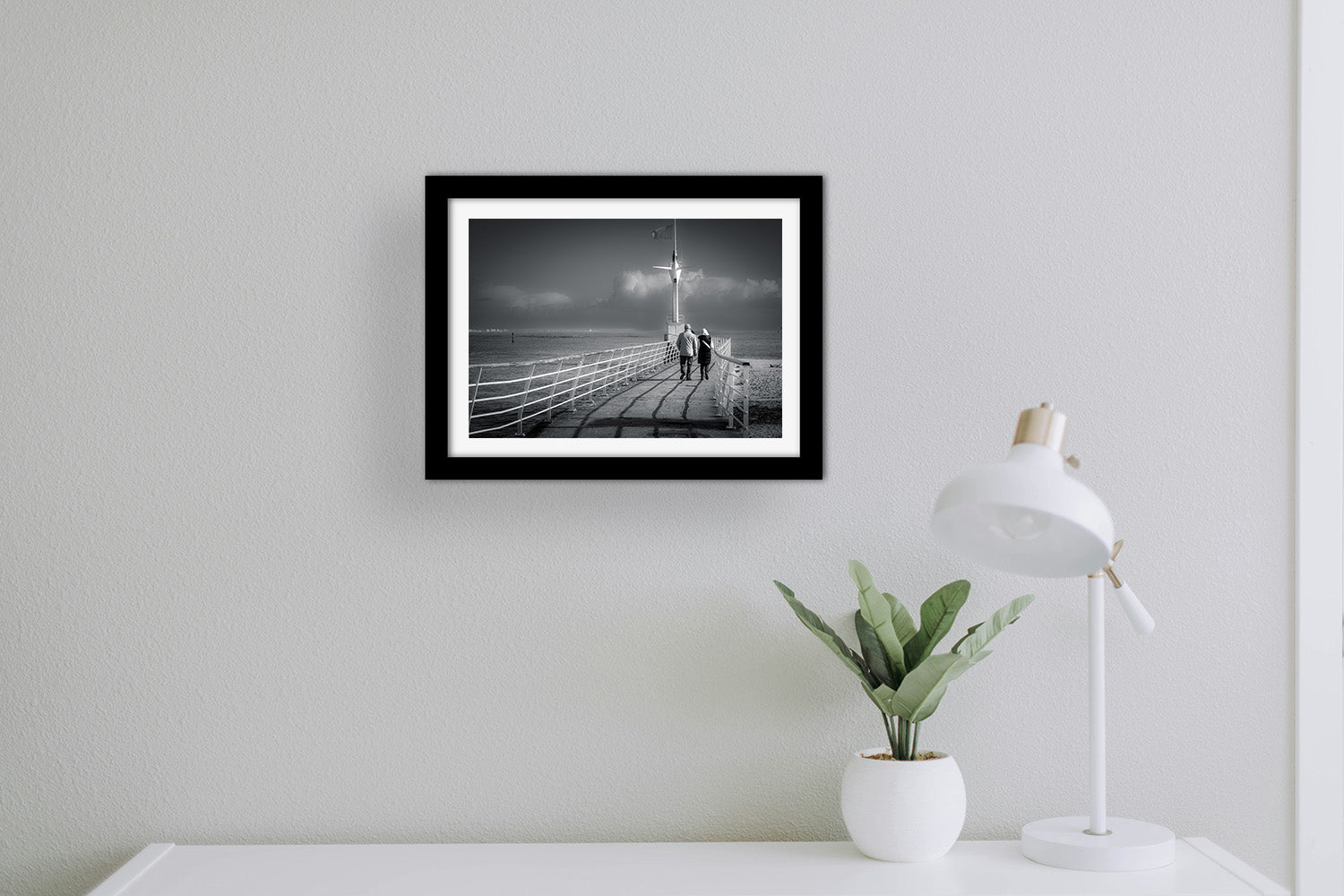 Affiche Couple sur la Jetée du Pouliguen – Photo Noir et Blanc Bord de Mer