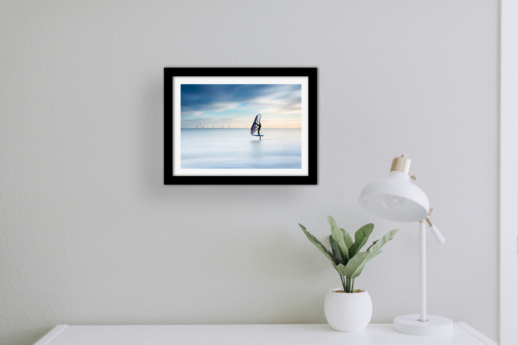 Affiche Wing Foil sur l'Océan – Poster Déco Glisse & Bord de Mer