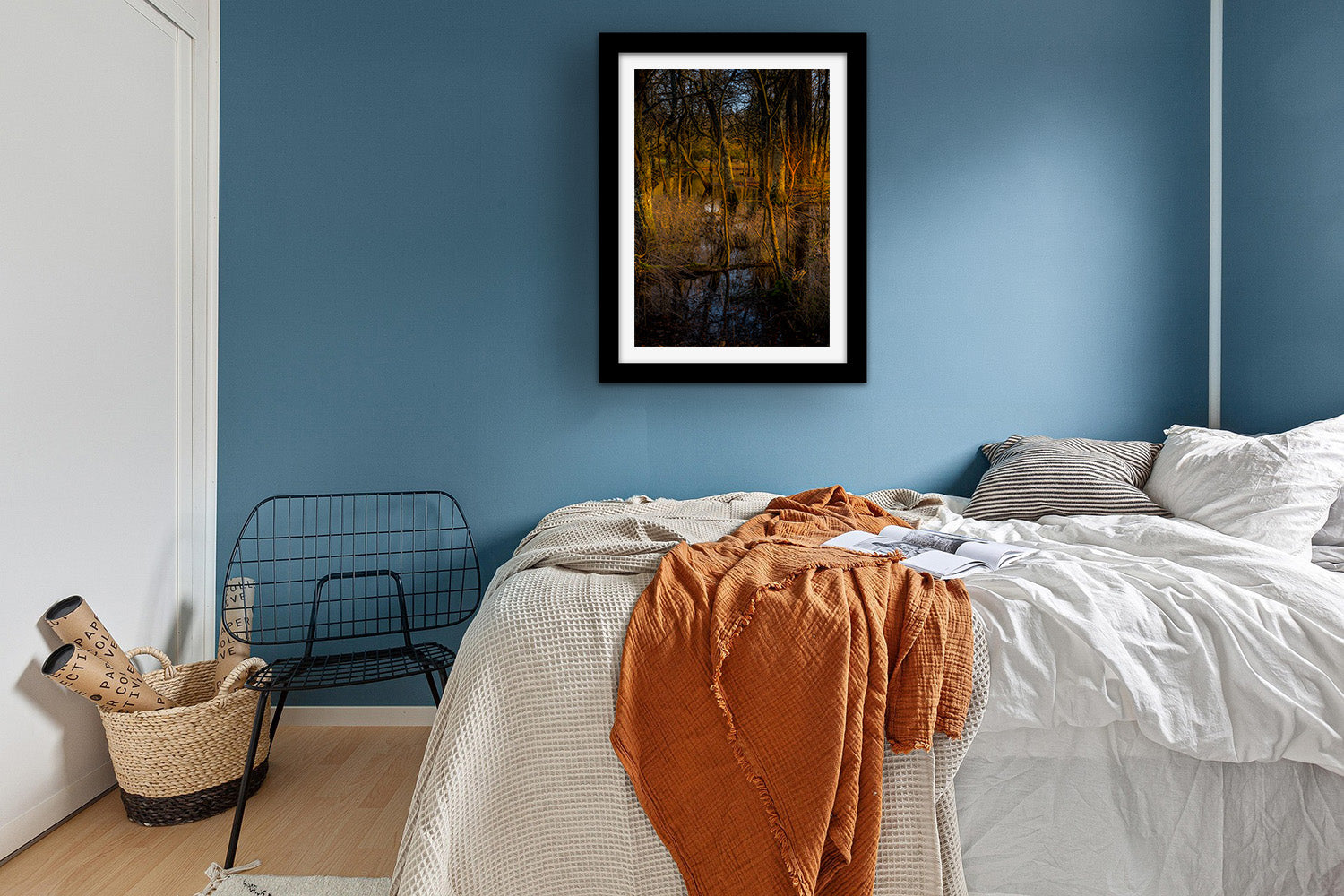 Affiche Sous-bois en Lumière Dorée – Photo Nature Apaisante