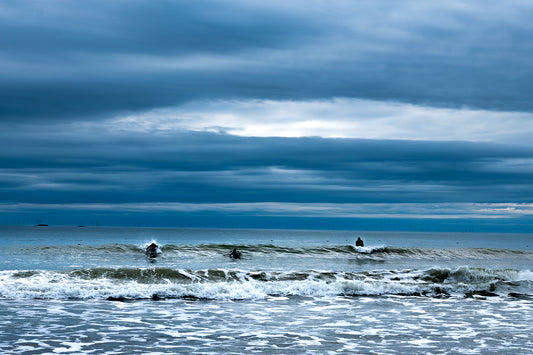 Affiche 3 Surfeurs dans les Vagues – Photo Déco Mer Dynamique