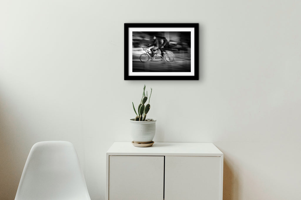 Affiche Tandem en Mouvement – Photo Noir et Blanc Artistique