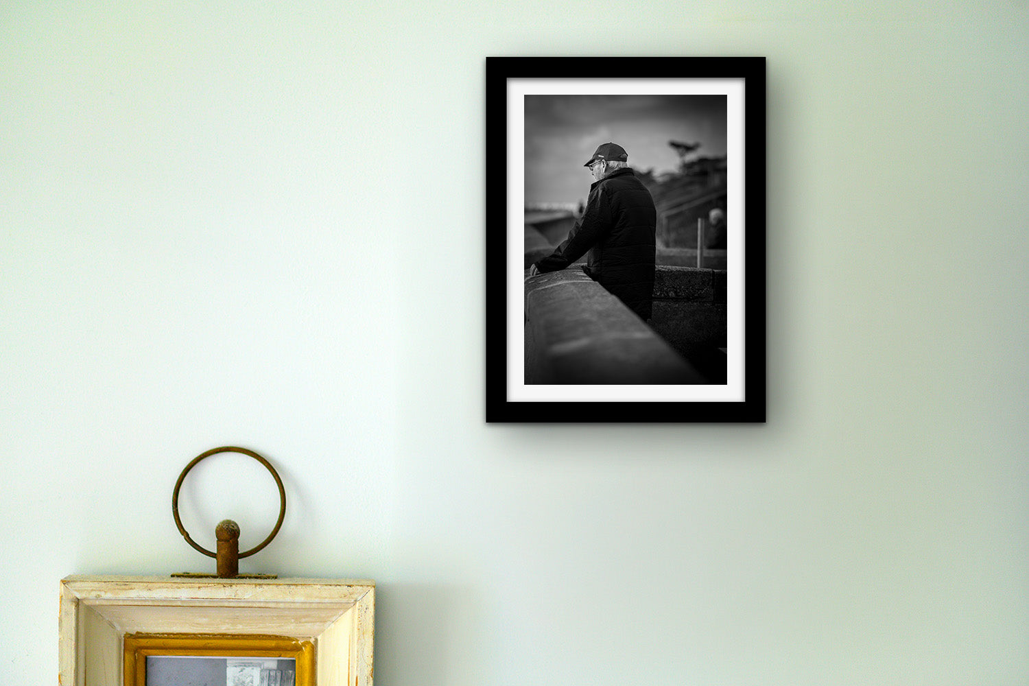 Affiche Homme face à l’Océan – Photo Noir et Blanc Contemplative