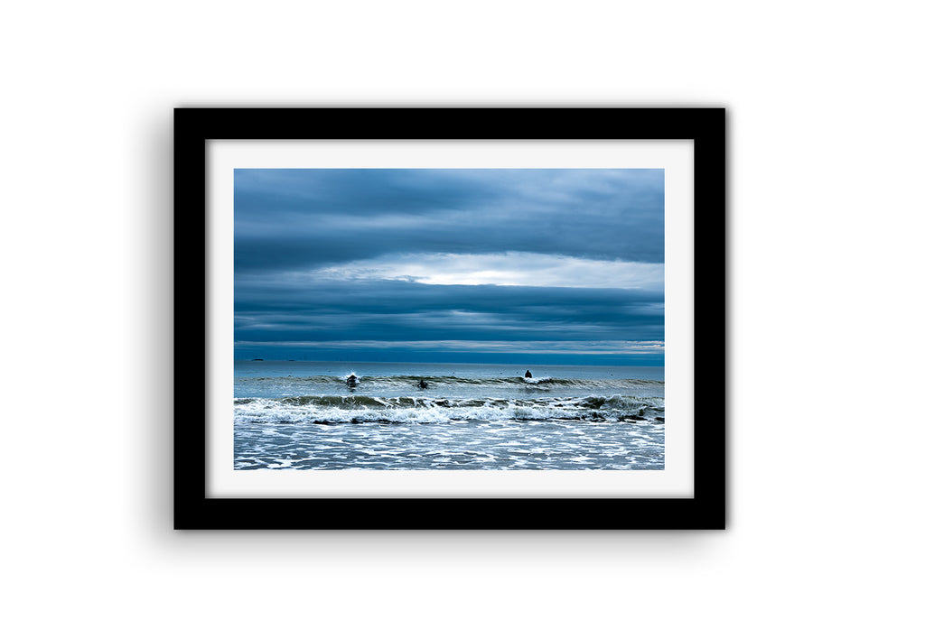 Affiche 3 Surfeurs dans les Vagues – Photo Déco Mer Dynamique