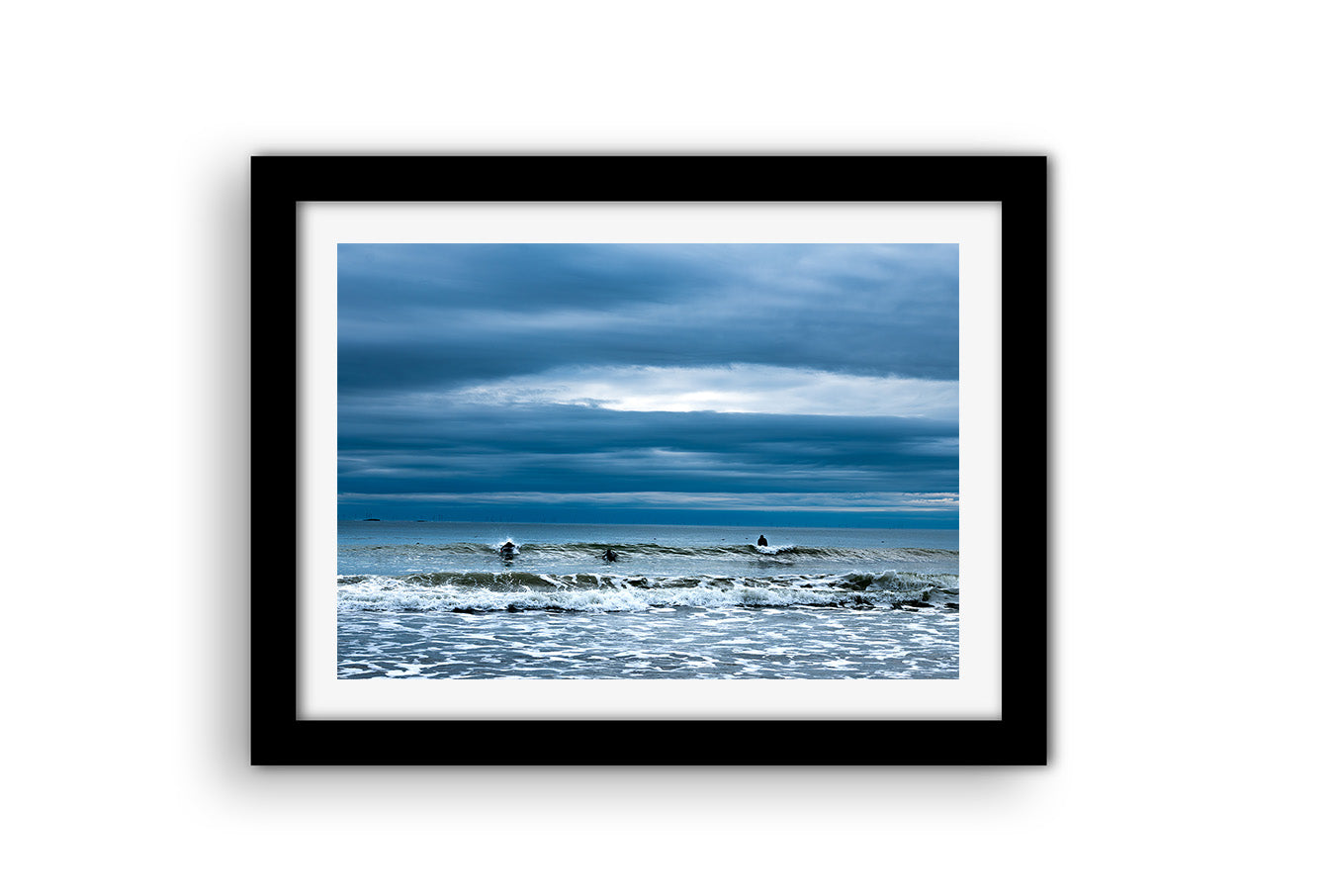 Affiche 3 Surfeurs dans les Vagues – Photo Déco Mer Dynamique