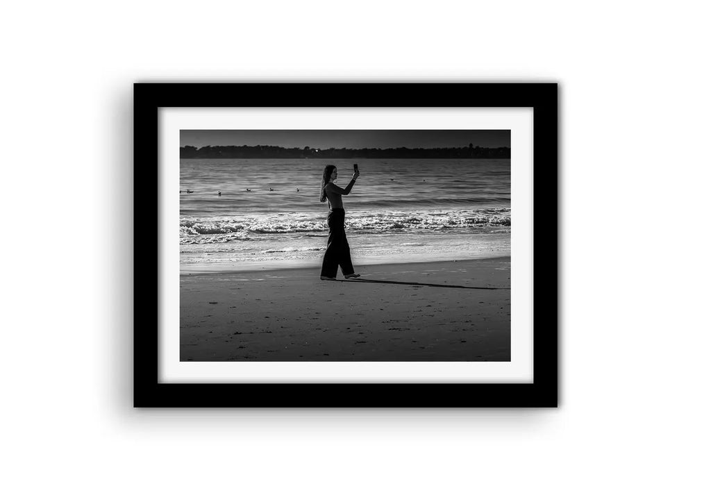 Affiche Femme sur la Plage en Selfie – Photo Noir et Blanc Moderne
