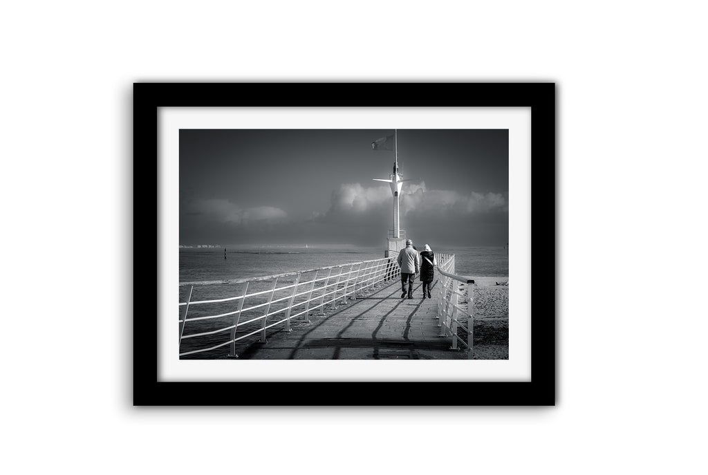 Affiche Couple sur la Jetée du Pouliguen – Photo Noir et Blanc Bord de Mer