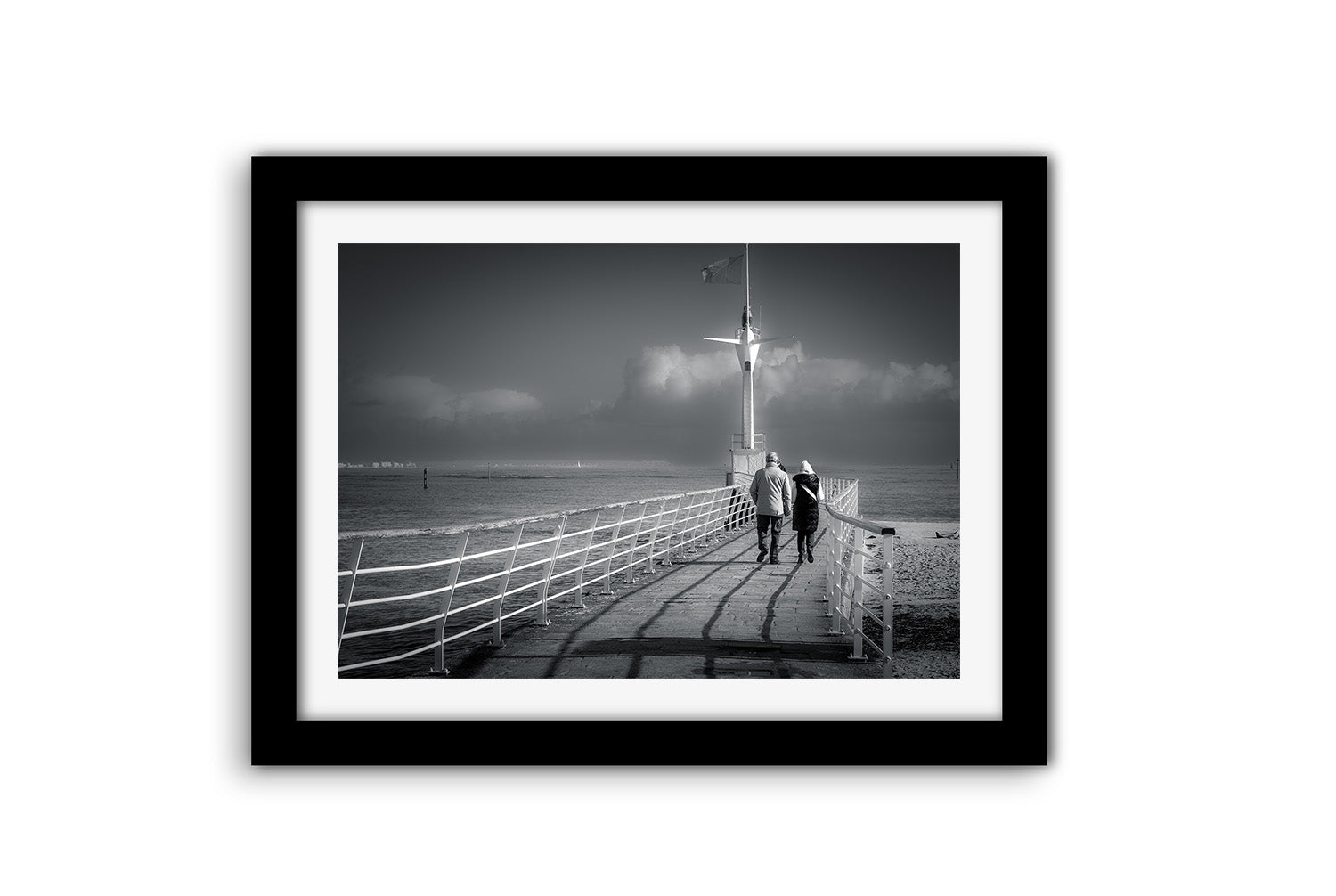 Affiche Couple sur la Jetée du Pouliguen – Photo Noir et Blanc Bord de Mer