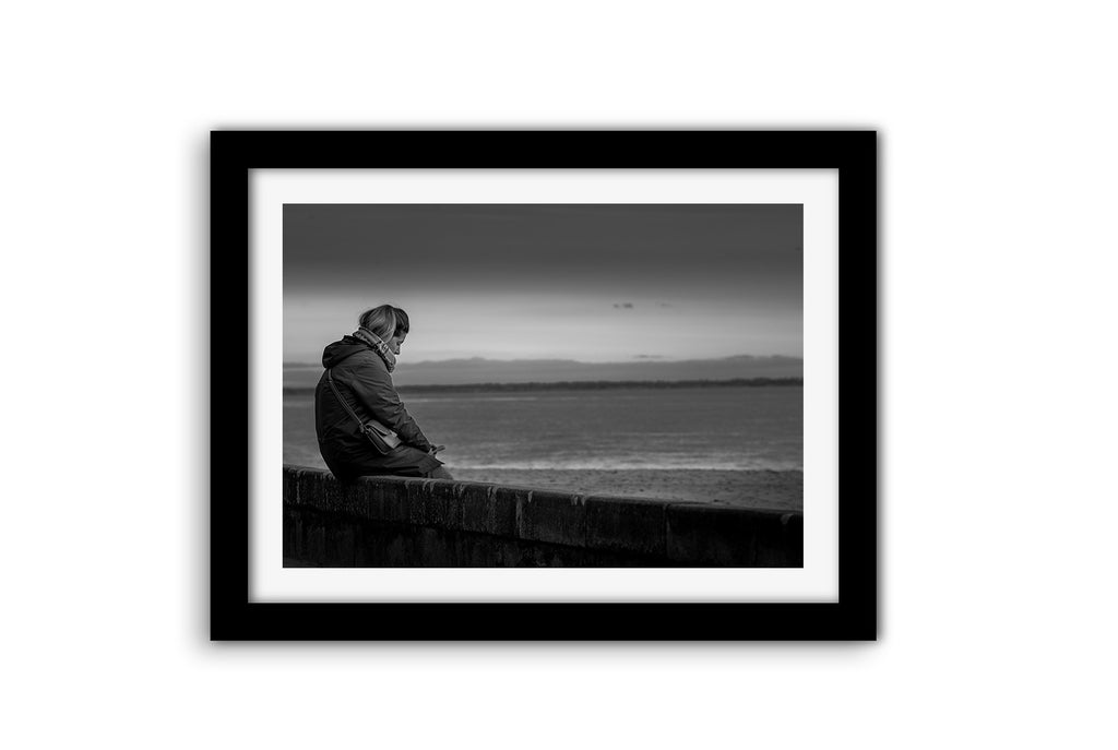 Affiche Femme face à l’Océan – Photo Noir et Blanc Introspective