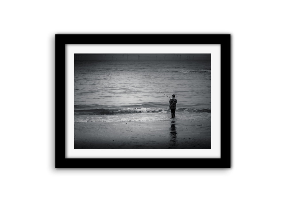 Affiche Enfant Pêcheur au Bord de Mer – Photo Noir et Blanc Apaisante