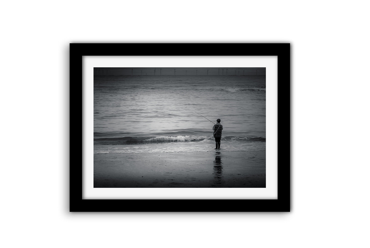 Affiche Enfant Pêcheur au Bord de Mer – Photo Noir et Blanc Apaisante