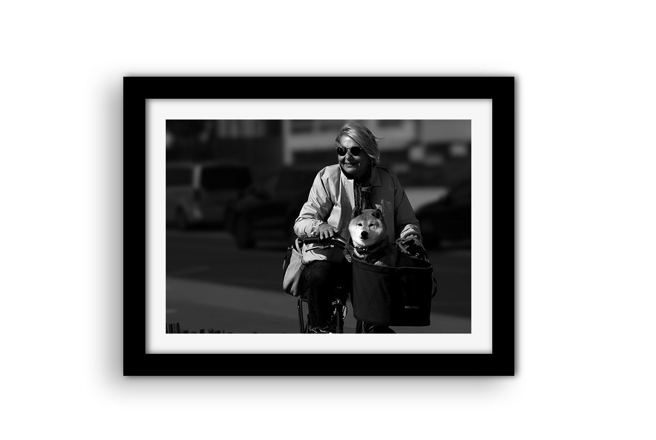 Affiche Femme à Vélo avec Chien – Photo Noir et Blanc Humaine