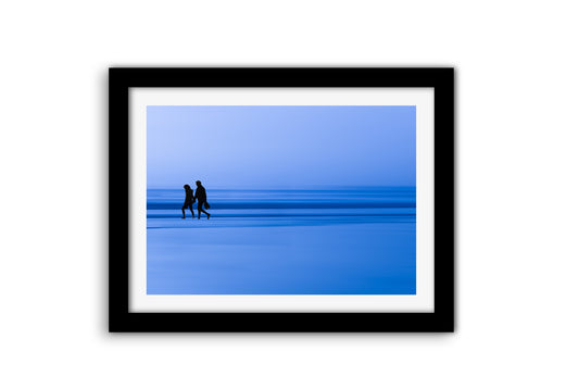 Affiche Couple sur la Plage – Photo Déco Bord de Mer Bleue