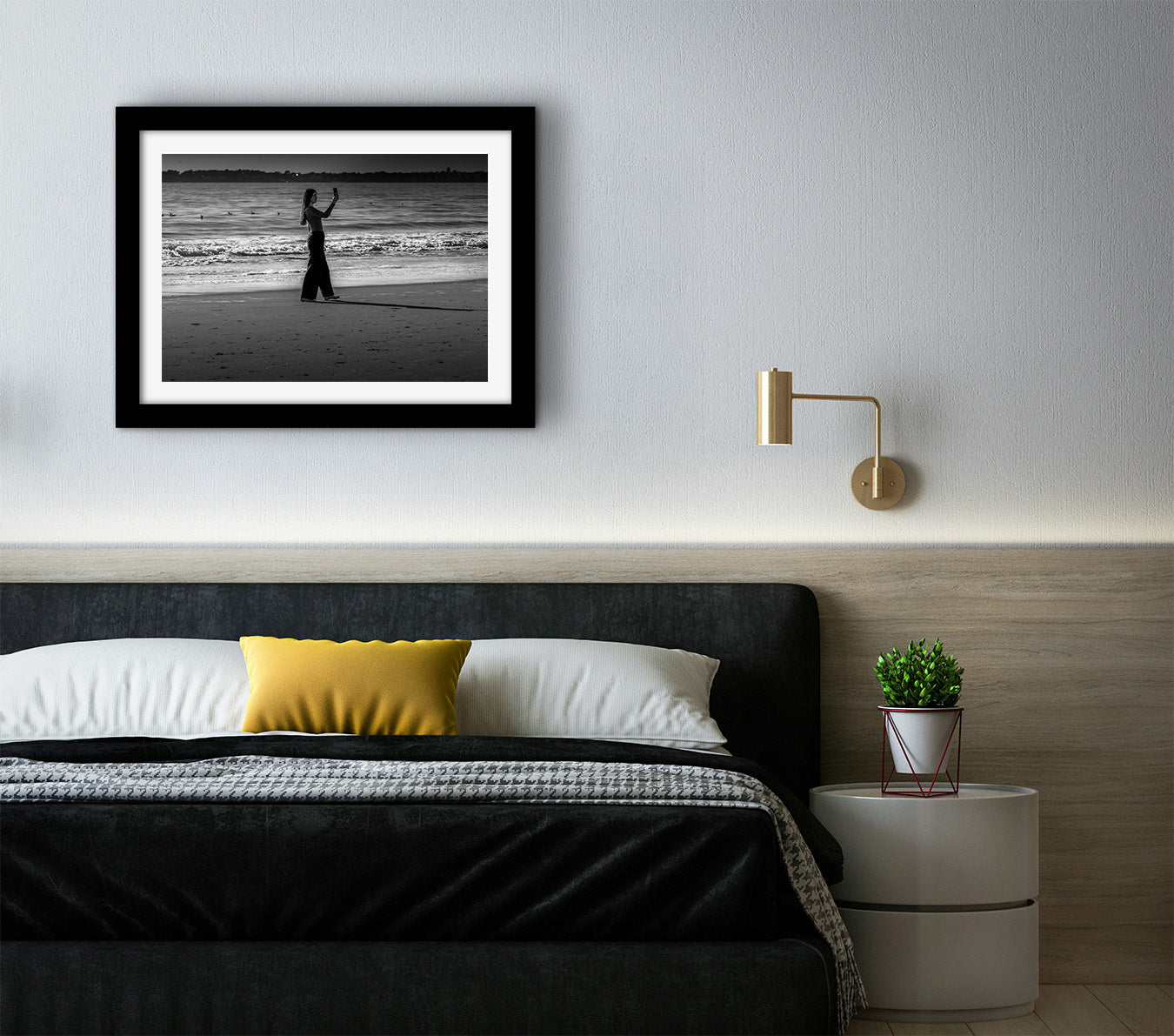 Affiche Femme sur la Plage en Selfie – Photo Noir et Blanc Moderne