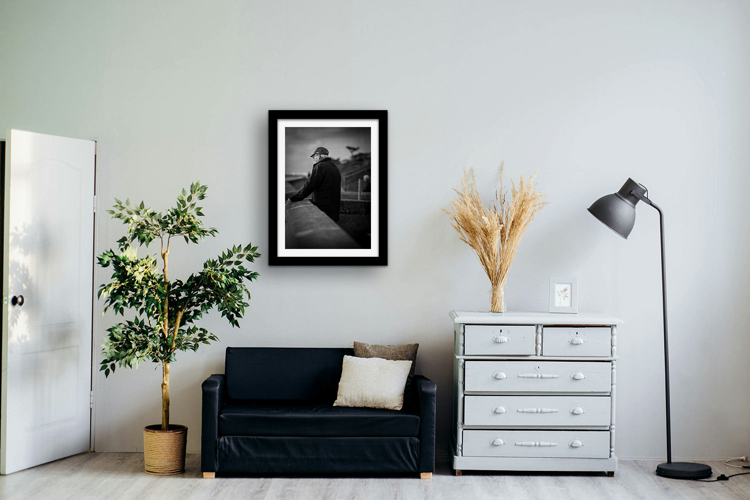 Affiche Homme face à l’Océan – Photo Noir et Blanc Contemplative