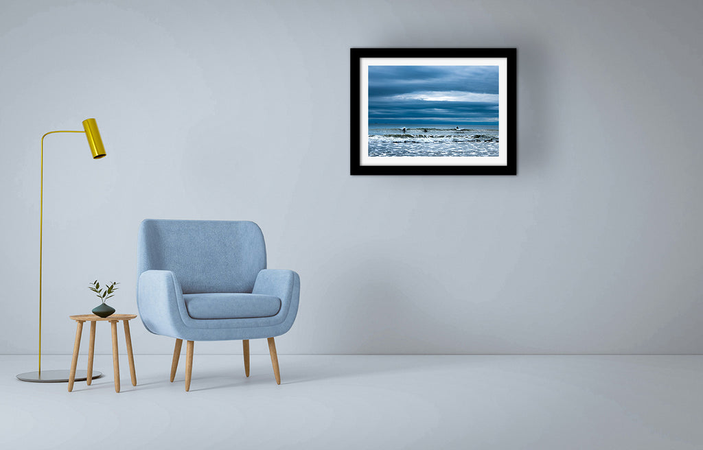 Affiche 3 Surfeurs dans les Vagues – Photo Déco Mer Dynamique