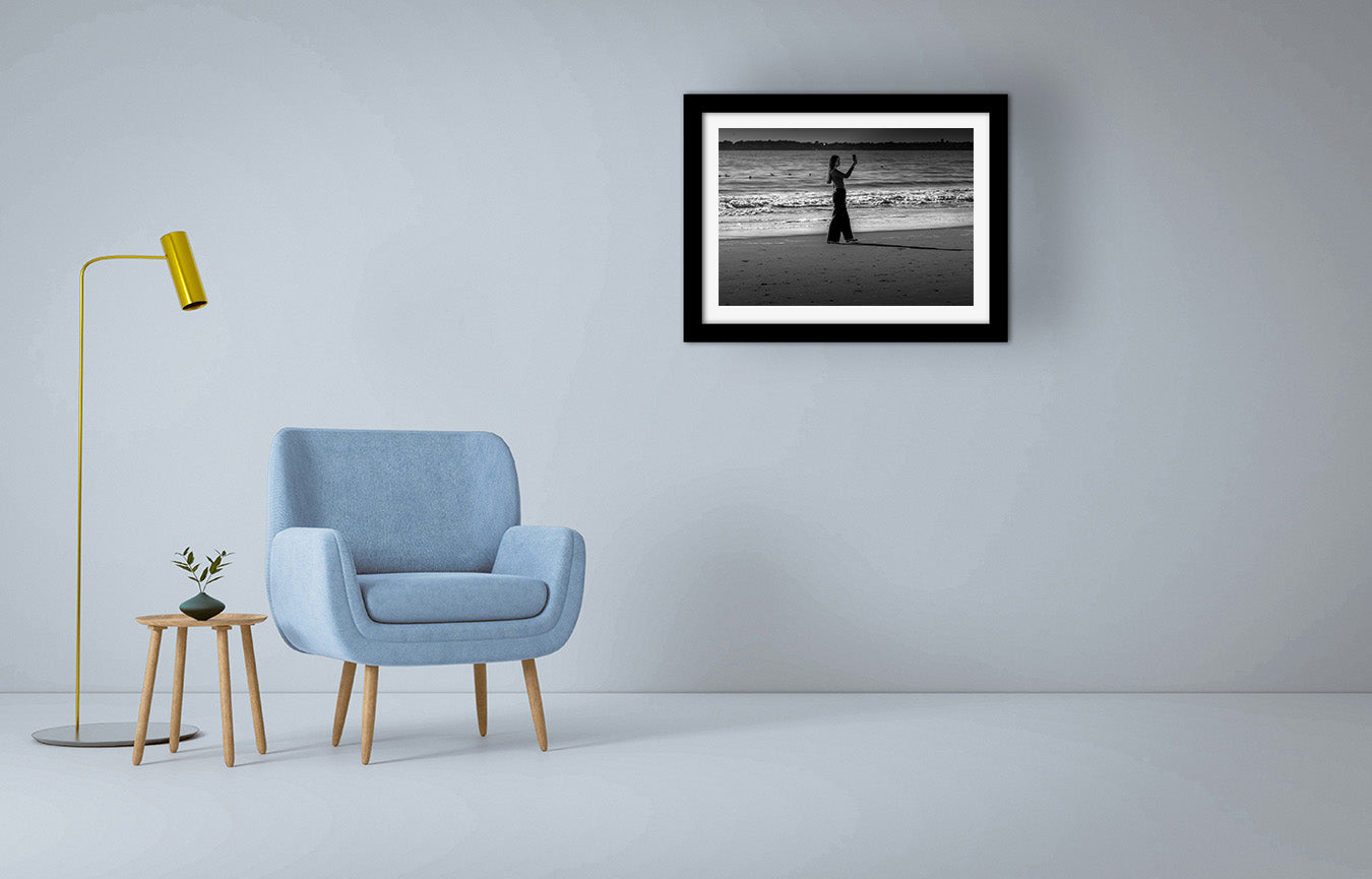 Affiche Femme sur la Plage en Selfie – Photo Noir et Blanc Moderne
