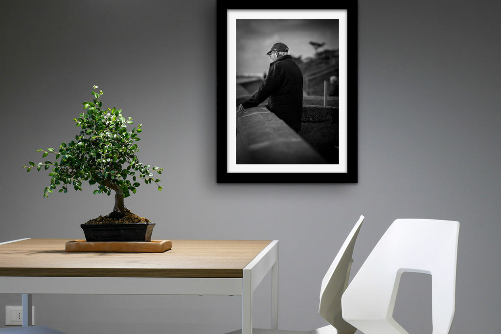 Affiche Homme face à l’Océan – Photo Noir et Blanc Contemplative