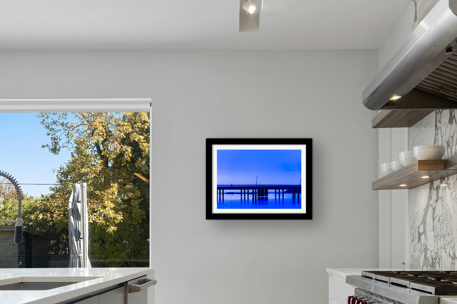 Affiche Silhouette sur le Pont – Photo Déco Bleue Minimaliste