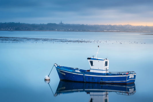 Affiche Bateau de Pêche à Pen Bron – Poster Déco Marine Bleu Zen