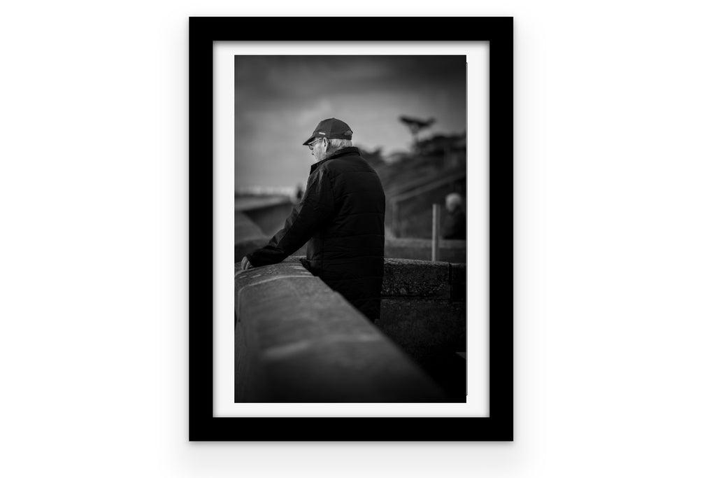 Affiche Homme face à l’Océan – Photo Noir et Blanc Contemplative