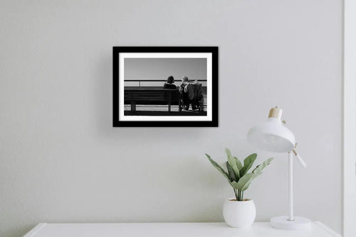 Affiche Deux Générations face à la Mer – Photo Noir et Blanc Émotion Patrick Garnier Photographe