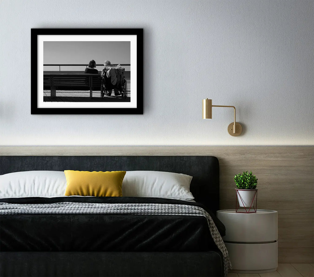 Affiche Deux Générations face à la Mer – Photo Noir et Blanc Émotion