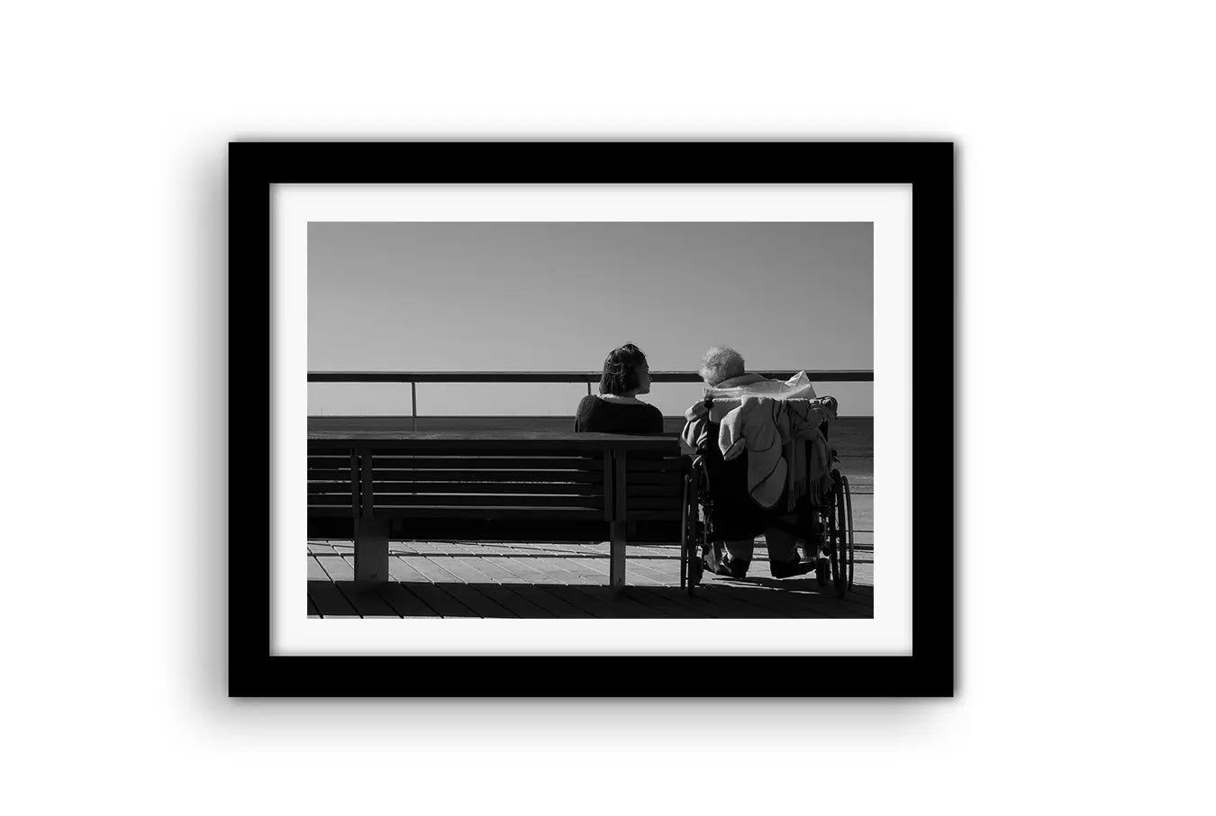 Affiche Deux Générations face à la Mer – Photo Noir et Blanc Émotion