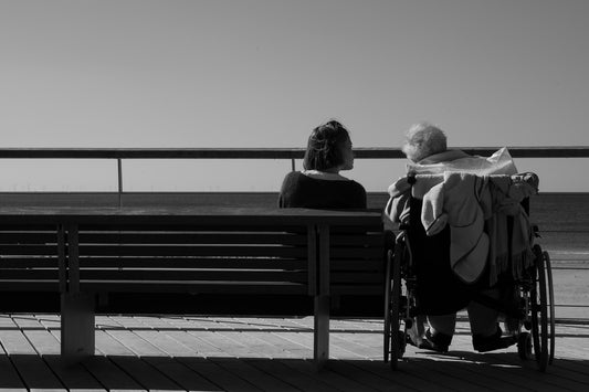 Affiche Deux Générations face à la Mer – Photo Noir et Blanc Émotion