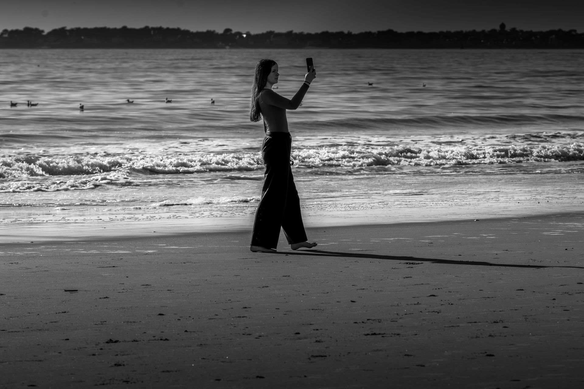 Affiche Femme sur la Plage en Selfie – Photo Noir et Blanc Moderne