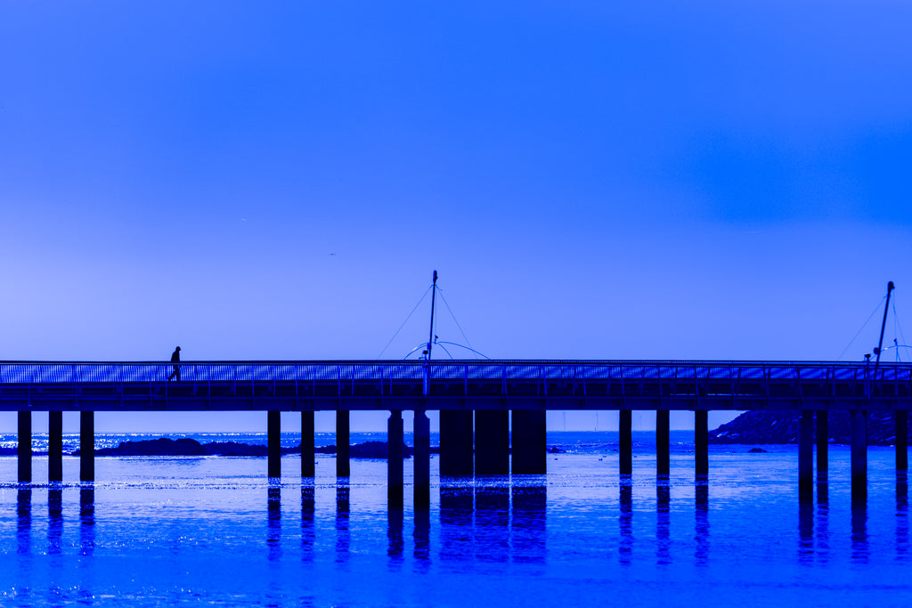 Affiche Silhouette sur le Pont – Photo Déco Bleue Minimaliste