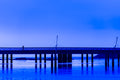 Affiche Silhouette sur le Pont – Photo Déco Bleue Minimaliste