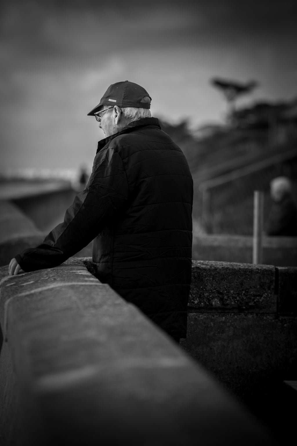 Affiche Homme face à l’Océan – Photo Noir et Blanc Contemplative