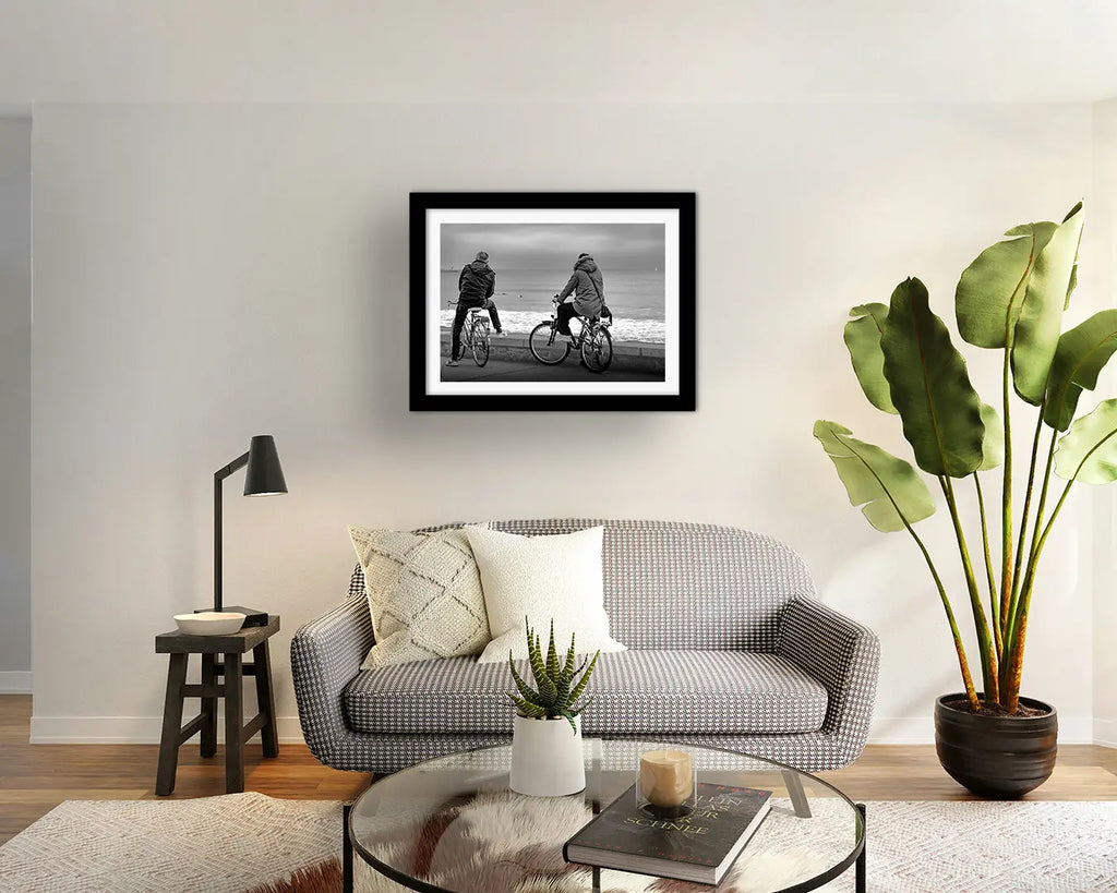 Affiche Couple face à l’Océan – Photo Noir et Blanc Bord de Mer
