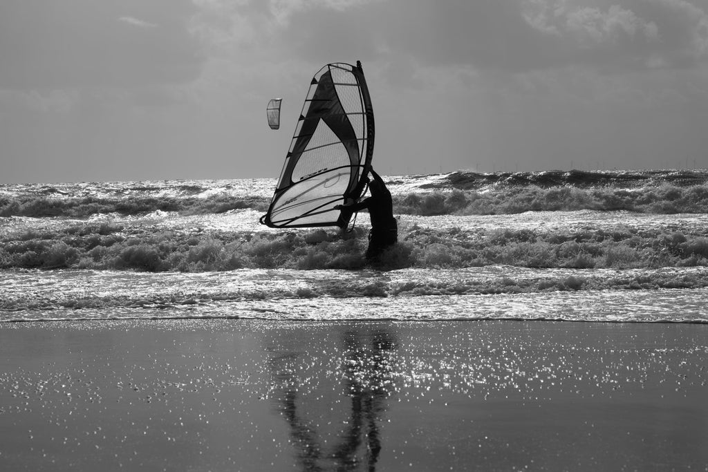 Affiche Surfeur dans la Tempête – Plage des Libraires, Pornichet Patrick Garnier Photographe