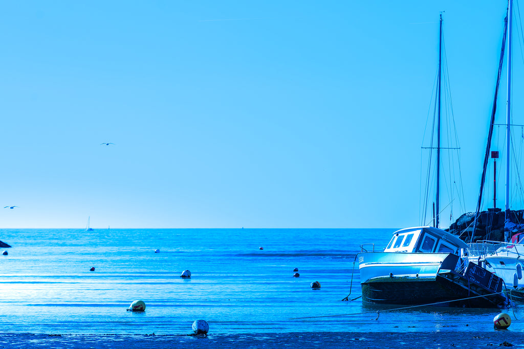 Affiche Bateau à l’échouage – Photo Déco Bord de Mer Bleue