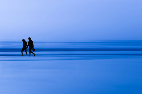 Affiche Couple sur la Plage – Photo Déco Bord de Mer Bleue Patrick Garnier Photographe