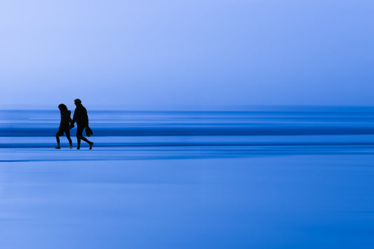 Affiche Couple sur la Plage – Photo Déco Bord de Mer Bleue